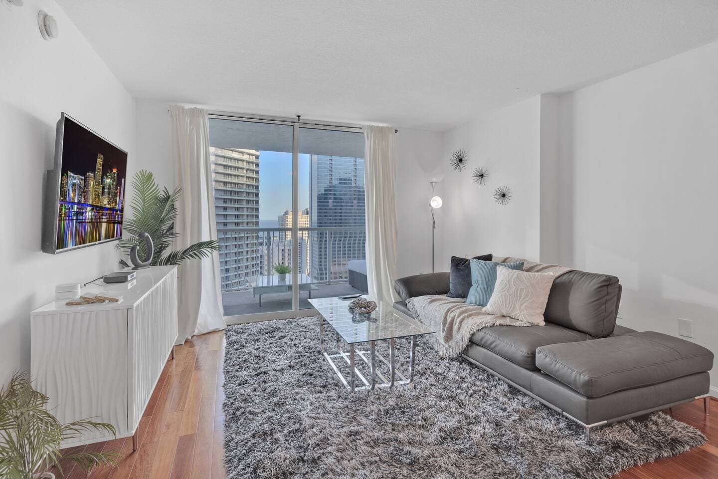 Cozy 1Bed/1Bath Overlooking Brickell's Skyline — interior photo 2, Miami vacation rental by Vantage Stays